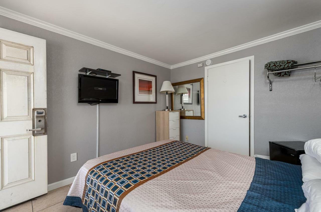 Boardwalk Hotel Charlee & Apartments Beach Hotel Oceanfront 시사이드 헤이츠 외부 사진